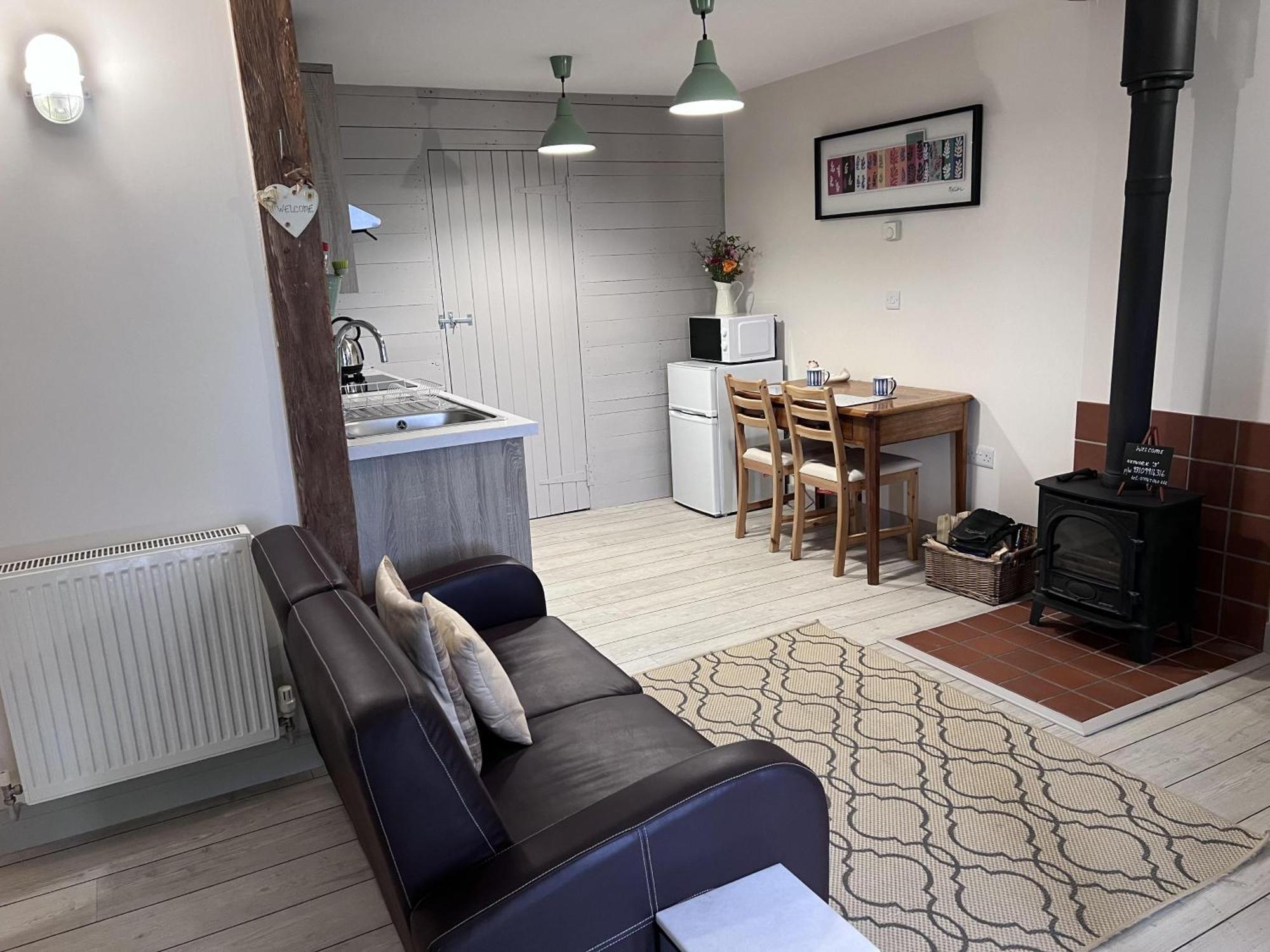 Poachers Hut - Captivating 1-Bed Cottage Shorwell Экстерьер фото